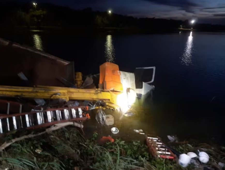 Caminhão de energia cai em lago e deixa um trabalhador morto e quatro feridos