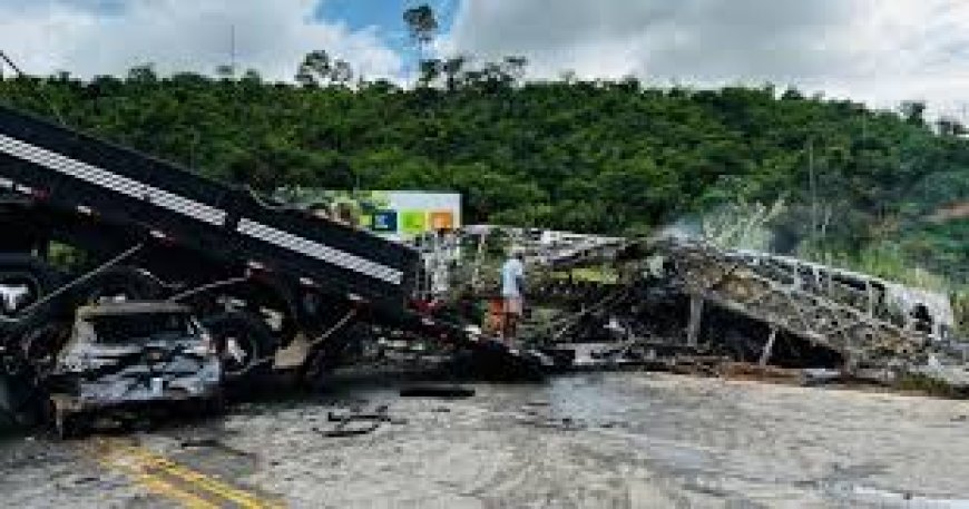 Corpos das 38 vítimas de acidente com ônibus em MG são retirados pelos bombeiros